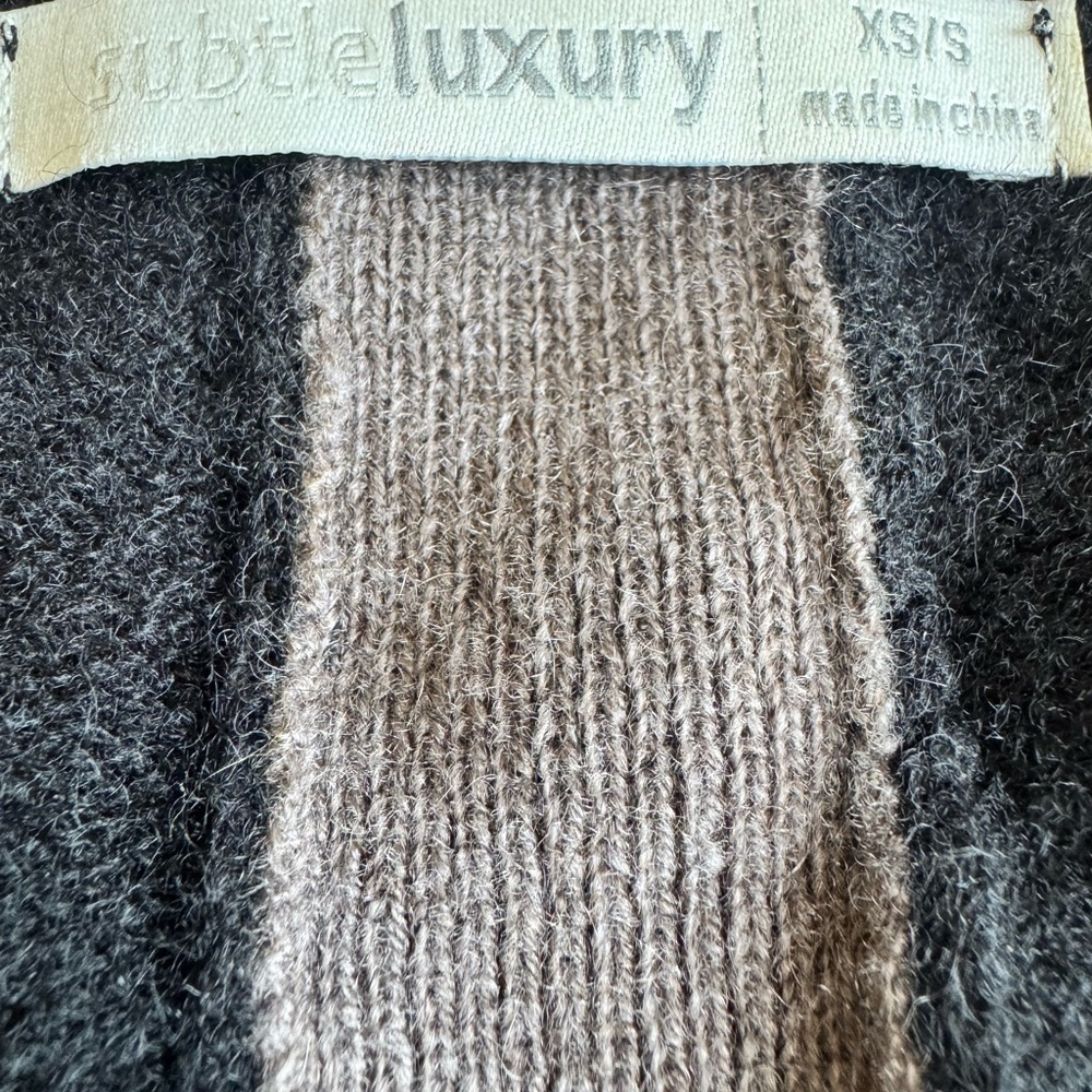 Subtle Luxury 100% Cashmere V-Neck Sweater Black Gray Ribbed Hem Size Small - Picture 5 of 9